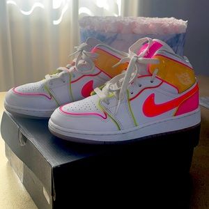Girls Air Jordan 1 Mid Edge Glow Sneaker. Size 4.5 Youth (US)